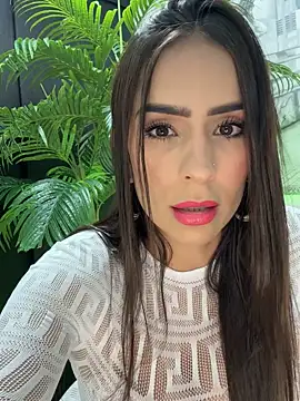 Snapshot of Mau_White chatting on 12-17-25, 10:49 Mau White online show from 12-17-25, 10:49