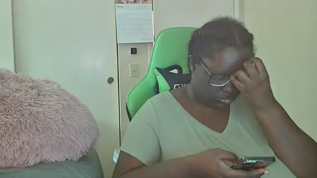 Snapshot of Yagurl__west chatting on 01-14-25, 12:11 Yagurl west online show from 01-14-25, 12:11