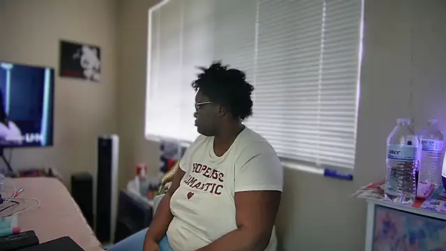 Snapshot of Yagurl__west chatting on 02-11-25, 09:56 Yagurl west online show from 02-11-25, 09:56