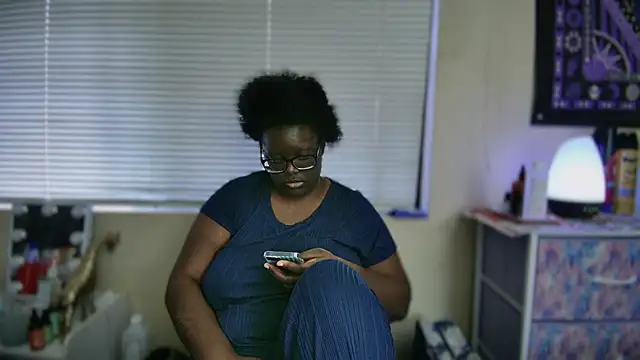 Snapshot of Yagurl__west chatting on 02-14-25, 12:51 Yagurl west online show from 02-14-25, 12:51