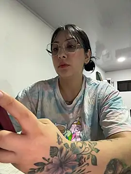 Snapshot of my-kitty chatting on 05-17-26, 11:23 my-kitty online show from 05-17-26, 11:23
