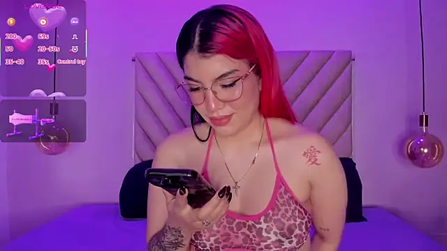 EmmaSwift  online show from 11-19-25, 02:22