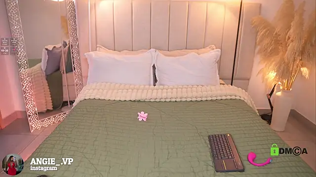 Snapshot of nicoletth18 chatting on 04-10-26, 11:37 nicoletth18 online show from 04-10-26, 11:37