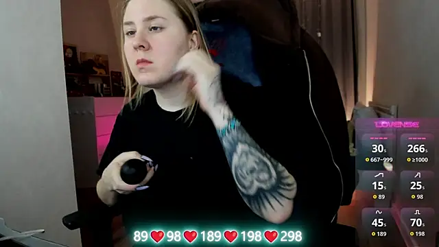 Olivia Munk online show from 12-20-25, 03:24