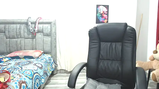 LAURA CRAIZY online show from 11-12-25, 03:18