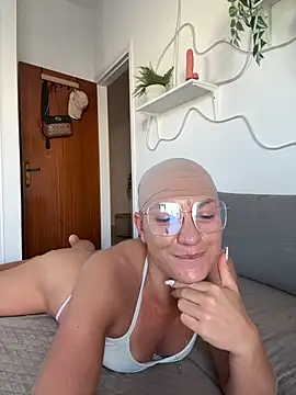 Snapshot of PaulinaSchubert1 chatting on 10-23-25, 01:21 PaulinaSchubert1 online show from 10-23-25, 01:21