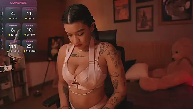 HannahW  online show from 11-22-25, 11:26