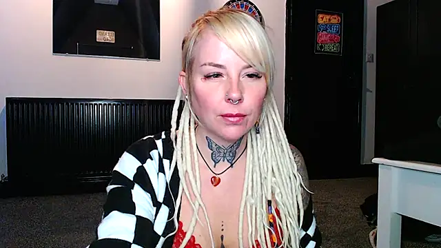 Snapshot of pixiedreadx chatting on 11-22-25, 01:43 pixiedreadx online show from 11-22-25, 01:43