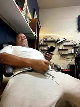 Snapshot of bigzae82 chatting on 10-01-25, 07:25 bigzae82 online show from 10-01-25, 07:25