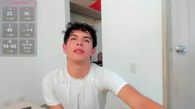 Snapshot of Blum_icee chatting on 12-17-25, 09:10 Blum icee online show from 12-17-25, 09:10