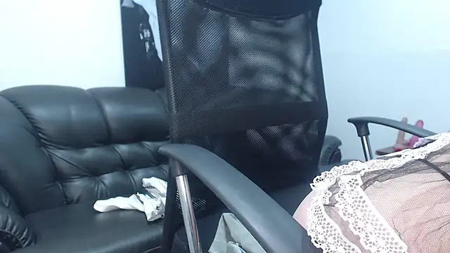 Snapshot of camilleDiaz16 chatting on 10-31-25, 08:21 camilleDiaz16 online show from 10-31-25, 08:21