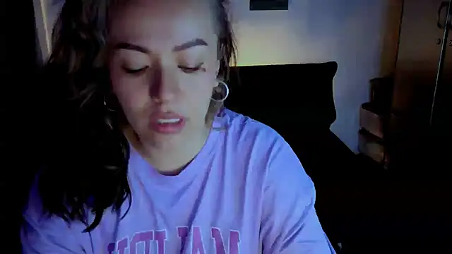 Snapshot of joan-star chatting on 11-10-25, 10:03 joan-star online show from 11-10-25, 10:03