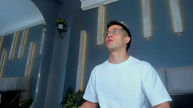 Snapshot of alexgiraldo_ chatting on 02-05-25, 11:23 alexgiraldo online show from 02-05-25, 11:23