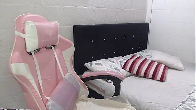 jade04 roberts online show from 10-21-25, 02:18