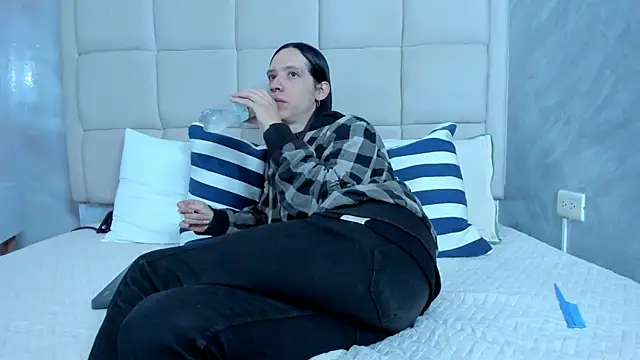 Hecatee 77 online show from 03-04-26, 08:15