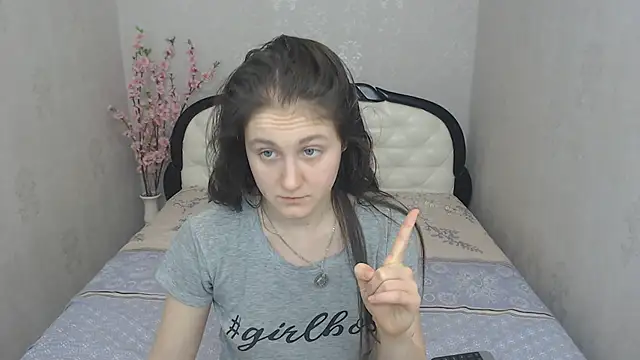 Snapshot of Holliy_Cooper chatting on 02-06-25, 10:37 Holliy Cooper online show from 02-06-25, 10:37