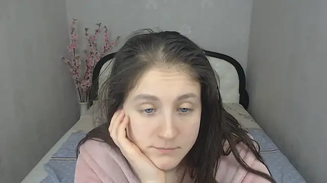 Snapshot of Holliy_Cooper chatting on 02-13-25, 12:00 Holliy Cooper online show from 02-13-25, 12:00