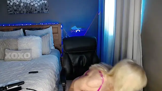 Snapshot of Lenaxox chatting on 01-06-26, 06:44 Lenaxox online show from 01-06-26, 06:44