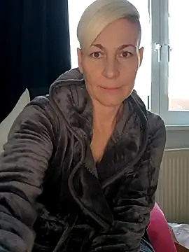 Snapshot of DarleenHot chatting on 12-06-24, 11:11 DarleenHot online show from 12-06-24, 11:11