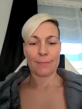 Snapshot of DarleenHot chatting on 12-17-24, 02:44 DarleenHot online show from 12-17-24, 02:44