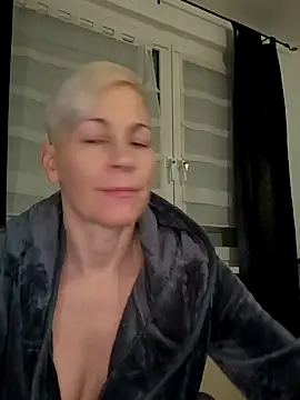 Snapshot of DarleenHot chatting on 12-20-24, 06:29 DarleenHot online show from 12-20-24, 06:29