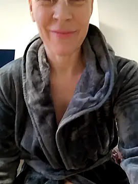 Snapshot of DarleenHot chatting on 12-22-24, 10:38 DarleenHot online show from 12-22-24, 10:38