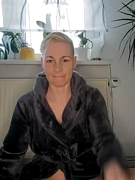 Snapshot of DarleenHot chatting on 12-30-24, 09:48 DarleenHot online show from 12-30-24, 09:48