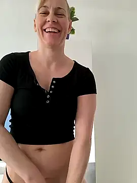 Snapshot of DarleenHot chatting on 01-07-25, 09:18 DarleenHot online show from 01-07-25, 09:18