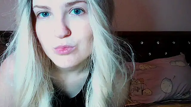 Snapshot of Sara4uu chatting on 09-19-25, 10:10 Sara4uu online show from 09-19-25, 10:10