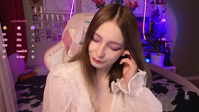 Snapshot of Evie_Ro chatting on 05-02-26, 01:32 Evie Ro online show from 05-02-26, 01:32