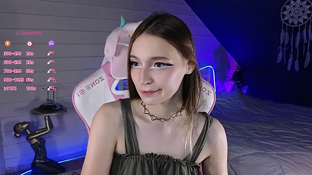 Snapshot of Evie_Ro chatting on 07-22-26, 10:34 Evie Ro online show from 07-22-26, 10:34