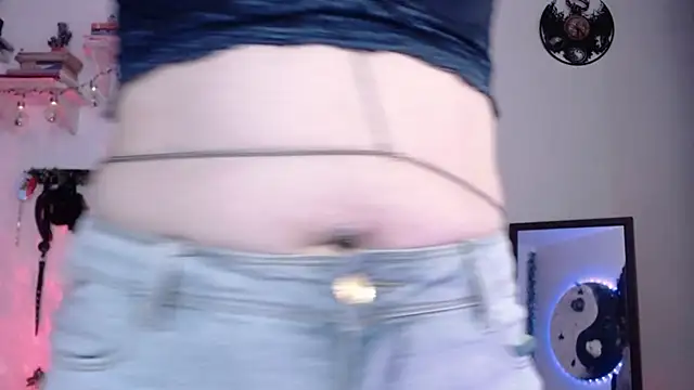 Snapshot of Eve_Blue77 chatting on 10-17-25, 05:54 Eve Blue77 online show from 10-17-25, 05:54