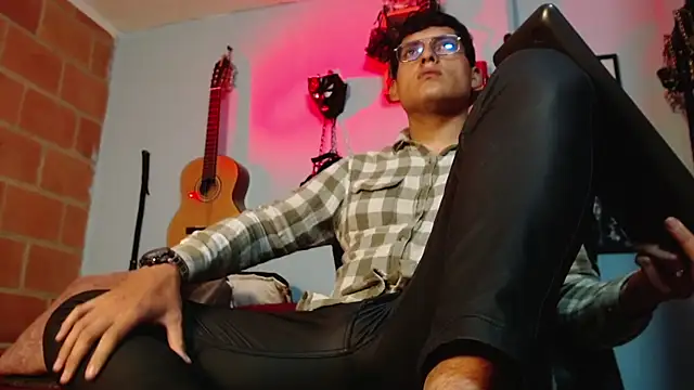 Snapshot of dom2travelersss chatting on 09-15-25, 02:06 dom2travelersss online show from 09-15-25, 02:06