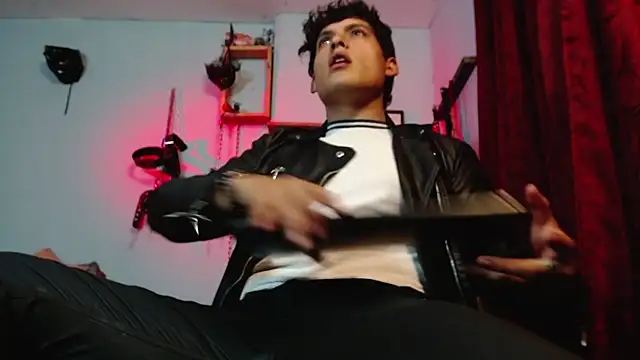 Snapshot of dom2travelersss chatting on 10-13-25, 11:49 dom2travelersss online show from 10-13-25, 11:49