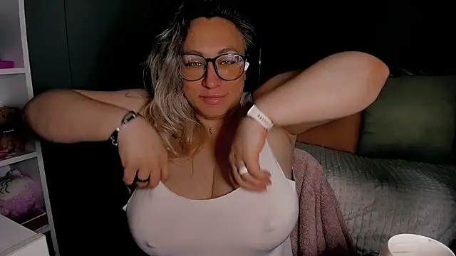 Snapshot of CumOnMy_Tits chatting on 06-20-26, 02:25 CumOnMy Tits online show from 06-20-26, 02:25
