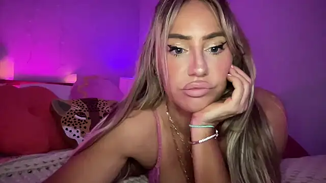 Snapshot of Fitnessbabe69 chatting on 12-21-24, 08:39 Fitnessbabe69 online show from 12-21-24, 08:39