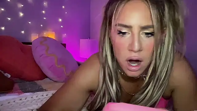 Snapshot of Fitnessbabe69 chatting on 12-29-24, 12:12 Fitnessbabe69 online show from 12-29-24, 12:12