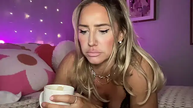 Snapshot of Fitnessbabe69 chatting on 03-21-25, 08:28 Fitnessbabe69 online show from 03-21-25, 08:28