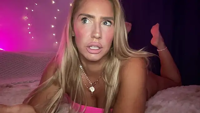 Snapshot of Fitnessbabe69 chatting on 10-21-25, 07:31 Fitnessbabe69 online show from 10-21-25, 07:31